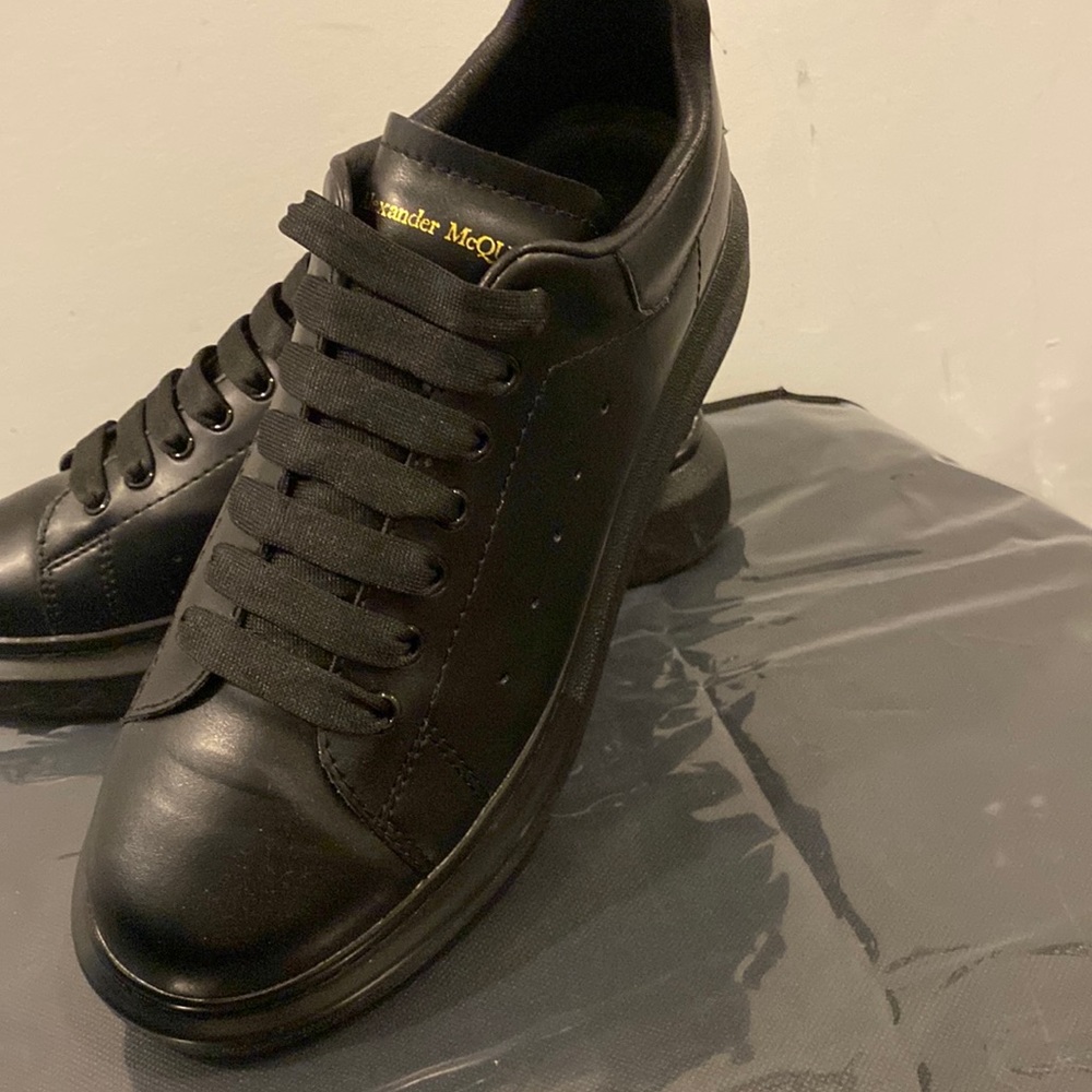 Men's Oversized Sneaker in Black